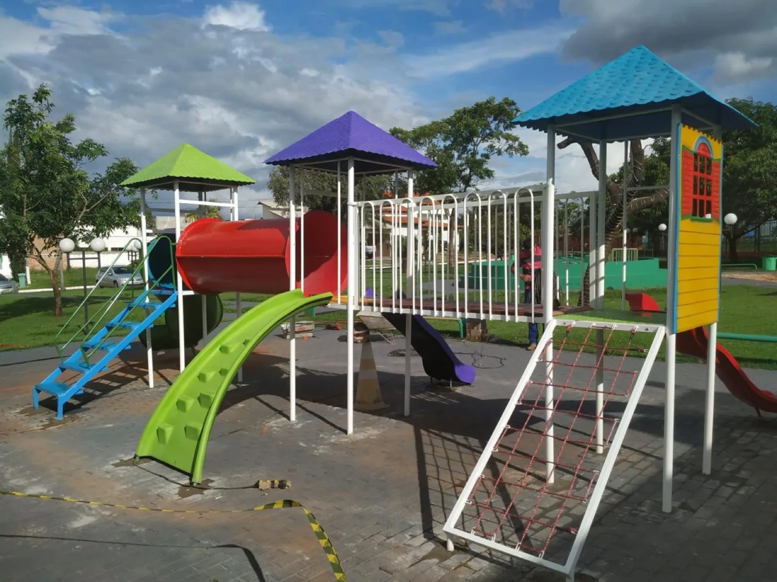 Playground colorido entregue