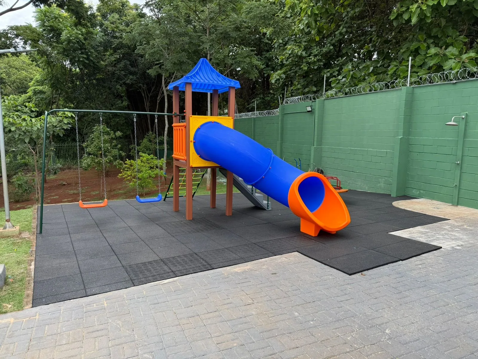 Playground com tubo escorregador