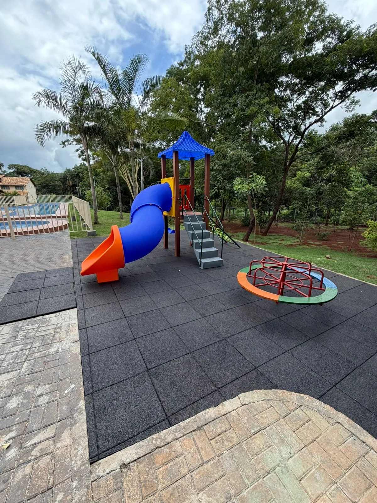 Playground externo com tubo sobre piso emborrachado