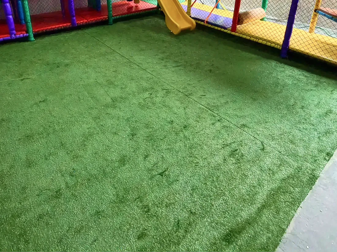 Grama sintética